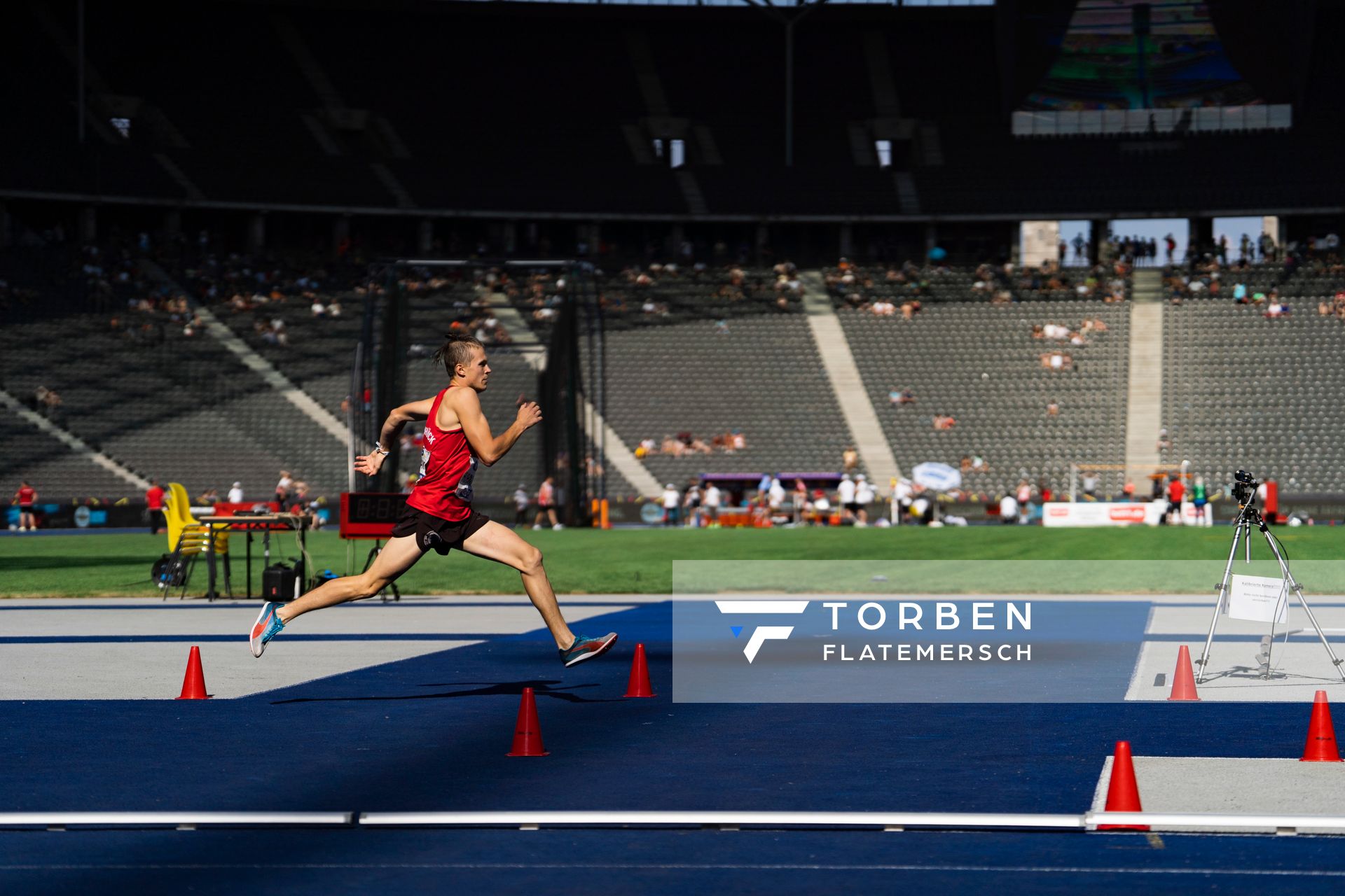 3000m Start mit Nils Huhtakangas (LG Osnabrueck) waehrend der deutschen Leichtathletik-Meisterschaften im Olympiastadion am 26.06.2022 in Berlin